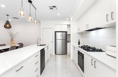 Dianella Casa | Modern 3BR Retreat + Alfresco & Double Garage