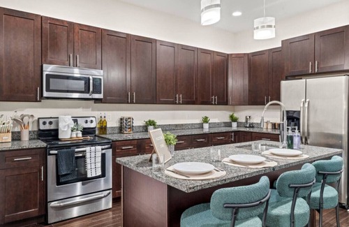 Fairmount Apartamento | Modern 3BR Retreat Roofdeck Views + Subway