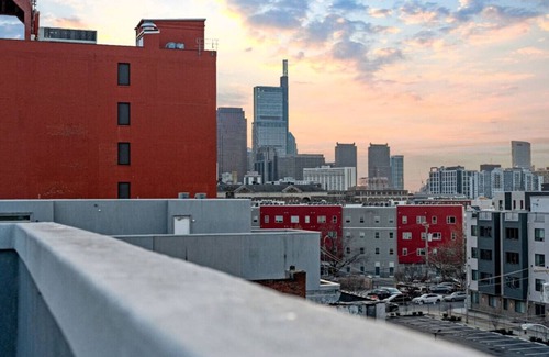 Fairmount Apartamento | Modern 3BR Retreat Roofdeck Views + Subway