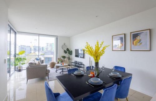 West End Apartamento | Modern 3BR Riverside APT w Parking near Shops and Park