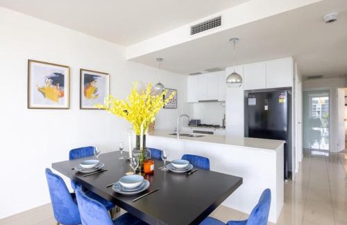 West End Apartamento | Modern 3BR Riverside APT w Parking near Shops and Park