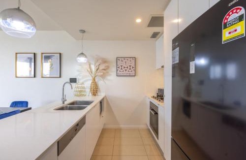 West End Apartamento | Modern 3BR Riverside APT w Parking near Shops and Park