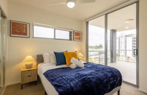 West End Apartamento | Modern 3BR Riverside APT w Parking near Shops and Park
