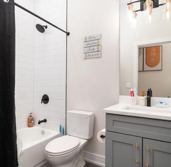 Bronzeville Apartamento | Modern 3BR Stay Near DT CHI