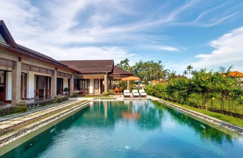 Kemenuh Villa | Modern 3BR Villa W/ Pool Area & Garden, Bali Villa 2232
