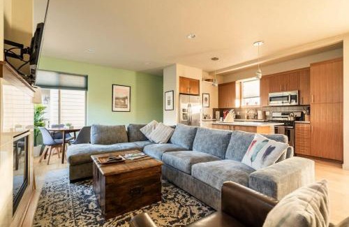 King Casa | Modern 3BR - Walk to Alberta Eats & Coffee