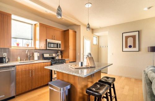 King Casa | Modern 3BR - Walk to Alberta Eats & Coffee