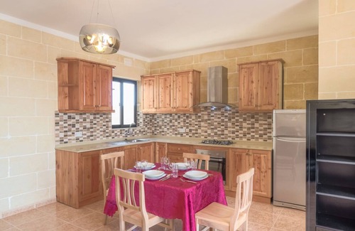 Victoria Apartamento | Modern 3rd floor penthouse + air conditioning in a perfect location in Victoria