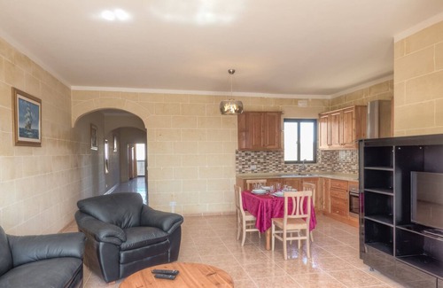 Victoria Apartamento | Modern 3rd floor penthouse + air conditioning in a perfect location in Victoria
