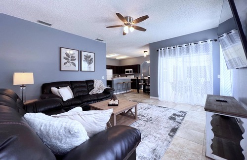 Crescent Lakes Casa | Modern 4 Bed 3 Bath Villa - Fully equipped Villa with pool, amenities & more