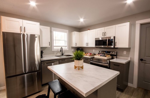 Grafton Casa | Modern 4 bedroom, 2 living room overlooking creek