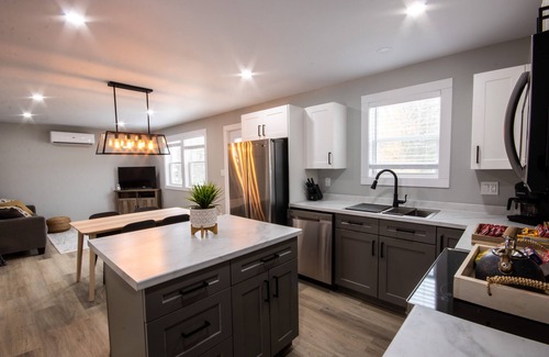 Grafton Casa | Modern 4 bedroom, 2 living room overlooking creek