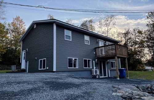 Grafton Casa | Modern 4 bedroom, 2 living room overlooking creek