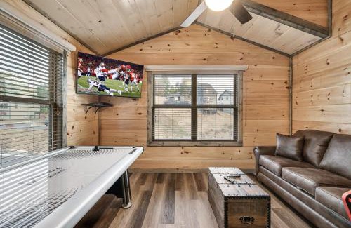 Sevierville Casa | Modern 4 Bedroom Cabin in Timeless Resort Near Parkway and Dollywood with Game Room and Hot Tub