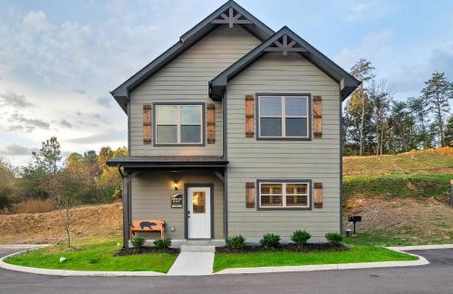 Sevierville Casa | Modern 4 Bedroom Cabin in Timeless Resort Near Parkway and Dollywood with Game Room and Hot Tub