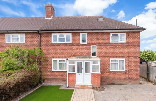 Iffley Casa | Modern 4 bedroom family home with driveway parking