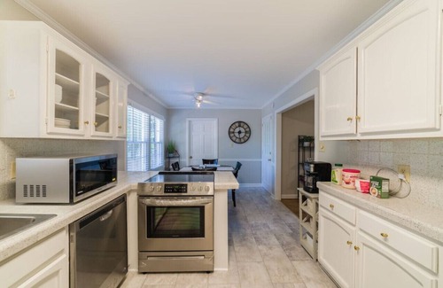 Greensboro Casa | Modern 4 Bedroom pets welcome