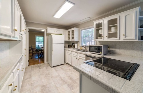 Greensboro Casa | Modern 4 Bedroom pets welcome