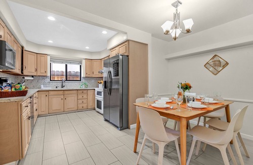 Castro Valley Casa | Modern 4 Bedroom Vacation home @ Castro Valley, King or Queen for all