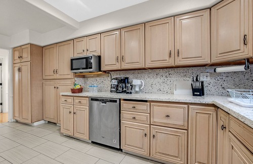 Castro Valley Casa | Modern 4 Bedroom Vacation home @ Castro Valley, King or Queen for all