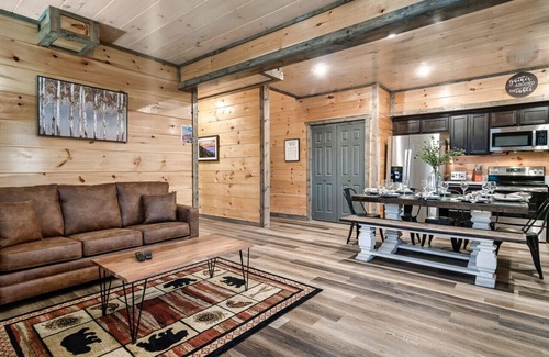 Sevierville Cabina | Modern 4-BR Cabin ★ Timeless Resort Near Parkway/Dollywood ★ Game Room ★ Hot Tub