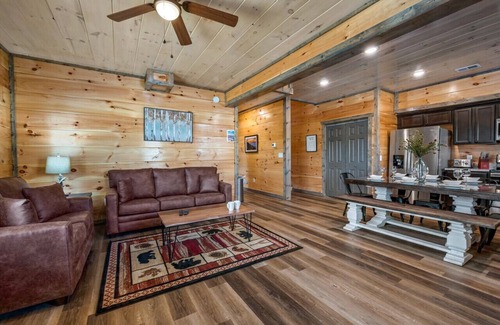 Sevierville Cabina | Modern 4-BR Cabin ★ Timeless Resort Near Parkway/Dollywood ★ Game Room ★ Hot Tub