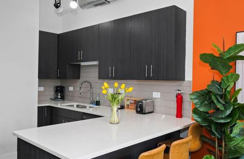 Near South Side Apartamento | Modern 420- Friendly 3BR Unit Near McCormick Place, University of Illinois Chicago and Soldier Field