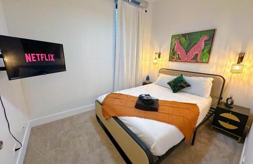 Near South Side Apartamento | Modern 420- Friendly 3BR Unit Near McCormick Place, University of Illinois Chicago and Soldier Field