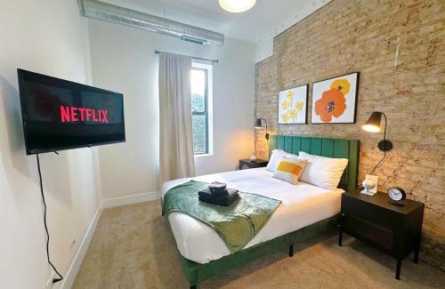 Near South Side Apartamento | Modern 420- Friendly 3BR Unit Near McCormick Place, University of Illinois Chicago and Soldier Field