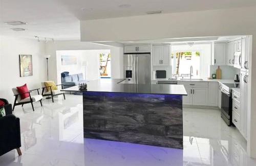 Pembroke Pines Casa | Modern, 4B&3B with Pool and Lake