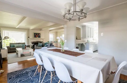 Shoreline West Casa | Modern 4bd Getaway In Downtown MV With Pool!