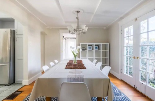 Shoreline West Casa | Modern 4bd Getaway In Downtown MV With Pool!