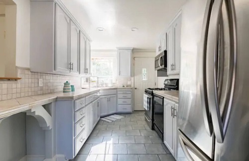 Shoreline West Casa | Modern 4bd Getaway In Downtown MV With Pool!