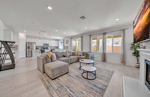 Riverside Casa | Modern 4BR｜Fully furnished｜Spacious Backyard｜Pets Okay｜Garage Access #41559