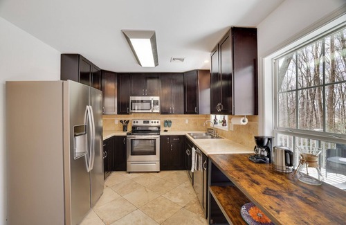 East Stroudsburg Casa | Modern 4BR Getaway in East Stroudsburg – A/C & High-Speed Wi-Fi