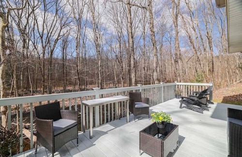 East Stroudsburg Casa | Modern 4BR Getaway in East Stroudsburg – A/C & High-Speed Wi-Fi