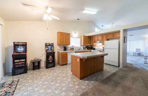North Hilltop Casa | Modern 4BR Home CALDWELL PARK | ARCADE & PARKING