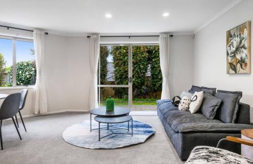 Oteha Casa | Modern 4BR Home near Albany and Browns Bay Beach