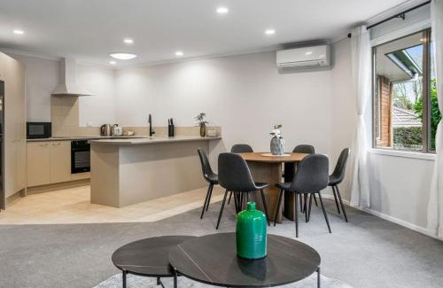 Oteha Casa | Modern 4BR Home near Albany and Browns Bay Beach