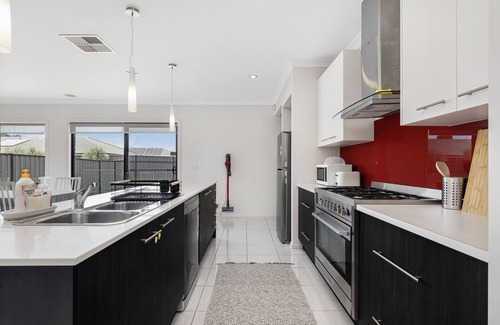 Point Cook Casa | Modern 4BR house perfect for family getaway