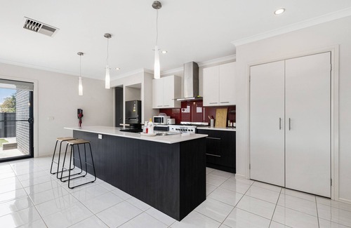 Point Cook Casa | Modern 4BR house perfect for family getaway