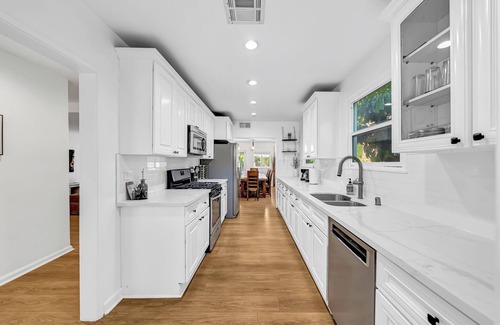 Winnetka Casa | Modern 4BR in Prime Location w/Game Room & BBQ