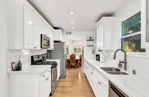 Winnetka Casa | Modern 4BR in Prime Location w/Game Room & BBQ