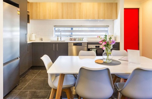 Riccarton Casa | Modern 4BR in Riccarton Walk to Mall and Park