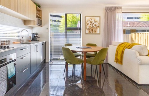 Riccarton Casa | Modern 4BR in Riccarton Walk to Mall and Park
