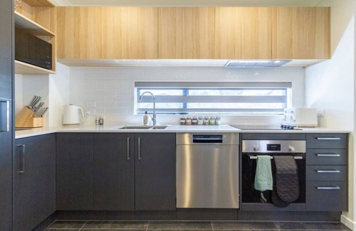Riccarton Casa | Modern 4BR in Riccarton Walk to Mall and Park