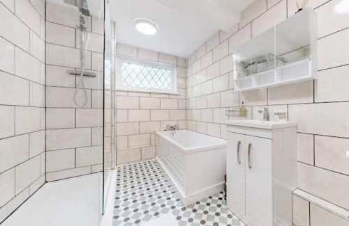 Islington Casa | Modern 4BR Kings Cross - Patio & Balcony