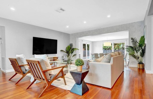 Poinsettia Heights Casa | Modern 4BR Villa with Pool - Outdoor amenities - WFH