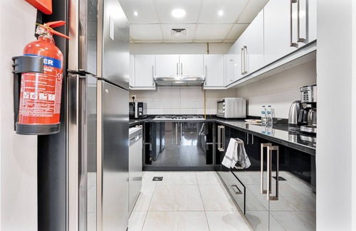 Business Bay Apartamento | Modern 4BR w/ Gym, Pool, Sauna & Skyline Views