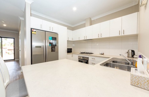 Cloverdale Casa | Modern 4X2 Perth house near Stadium/Casino/Airport